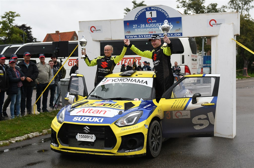 Kenneth Madsen og Mette Felthaus var i deres Suzuki Swift R+ stærkt kørende i både første og anden del, og sluttede som generelle vindere af rallyets anden del lørdag.
(Foto: specialpress@gmail.com)